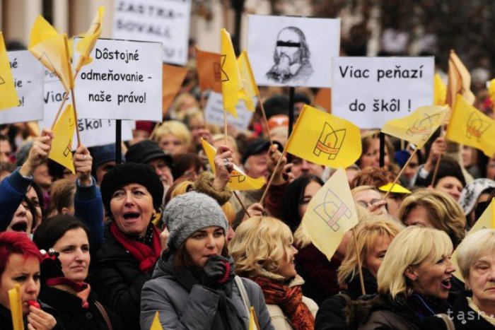 Ilustračný obrázok k článku Megaštrajk na Slovensku: Tisíce učiteľov na námestiach, pozrite si to!