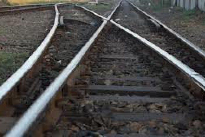 Ilustračný obrázok k článku Dráma na železnici: Muž (39) čakal na prichádzajúci vlak s hlavou na koľajnici