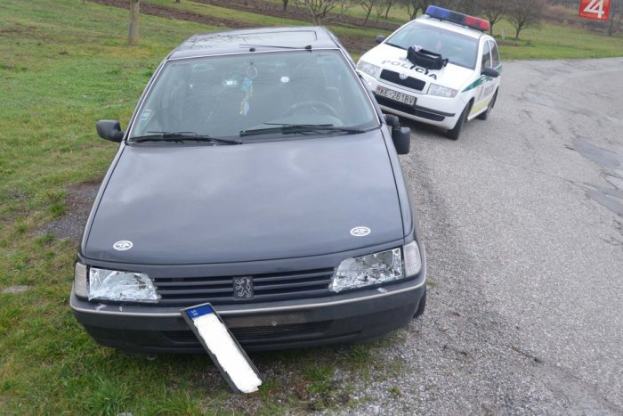 Ilustračný obrázok k článku Takto sa niekto vybúril na zaparkovanom Peugeote: Poškodená kapota, rozbité okná a prepichnuté všetky gumy!
