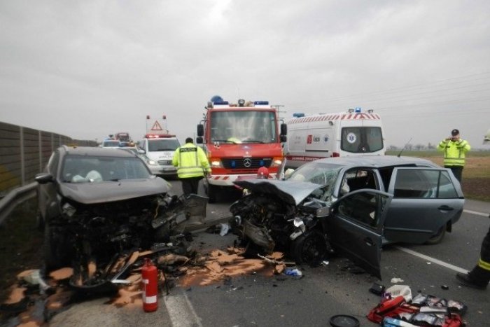 Ilustračný obrázok k článku Na ceste došlo k zrážke v protismere: Nissan Almera nabúral do škodovky!