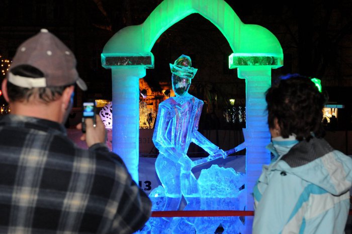 Ilustračný obrázok k článku Vianoce v centre Košíc: Stromček, ľadové sochy aj 3D rybičky vo fontáne