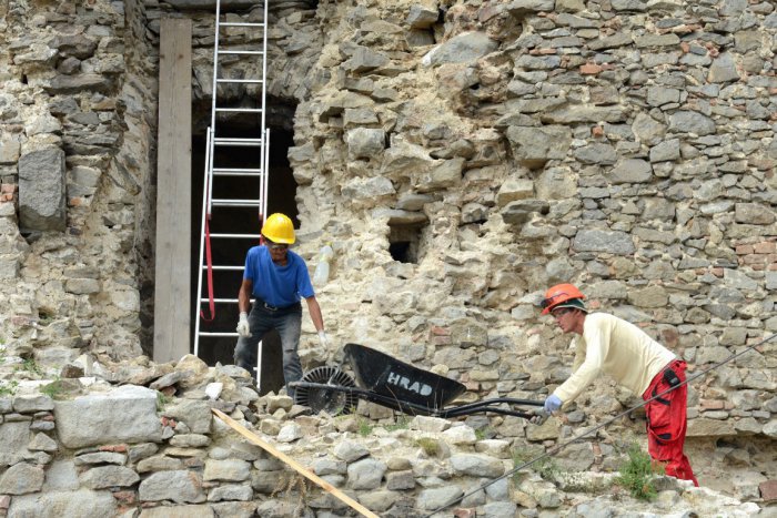 Ilustračný obrázok k článku Ďalšia etapa obnovy na Slanci skončila: Archeológovia objavili ďalšie múry