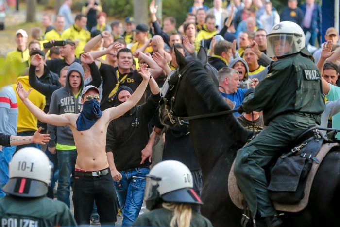 Ilustračný obrázok k článku Výtržnosti na železničnej stanici: Policajti krotili dav futbalových fanúšikov, pokúsili sa napadnúť aj výpravcu!