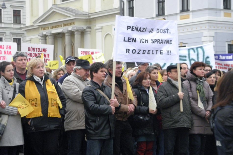 OBRAZOM: Megaštrajk na Slovensku: Tisíce učiteľov vyrazili na námestia
