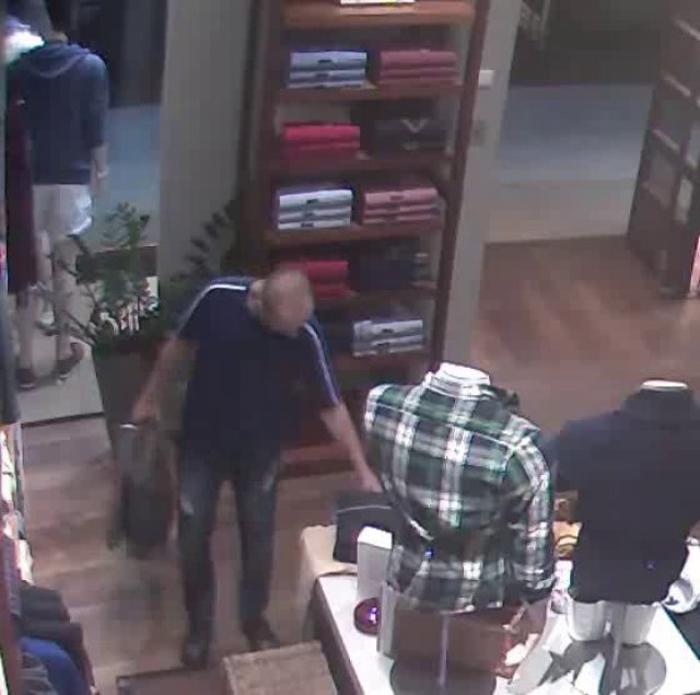 Muž na priemyselnej kamere kradol v obchode s oblečením