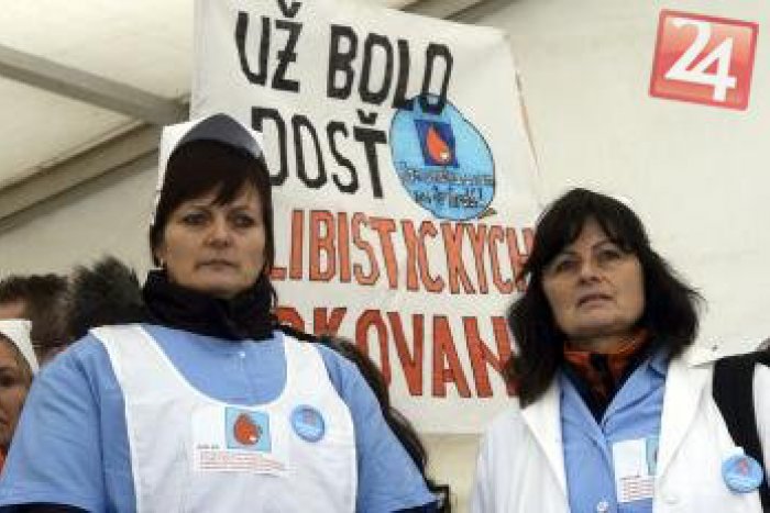 Ilustračný obrázok k článku Hŕstka zdravotných sestier protestovala neďaleko Ústavného súdu: Ich strach o pracovné miesta