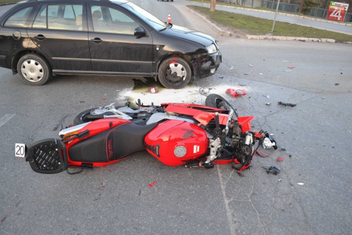 Ilustračný obrázok k článku Vážna nehoda v Košiciach: Motorkár sa zrazil so škodovkou, utrpel ťažké zranenia!