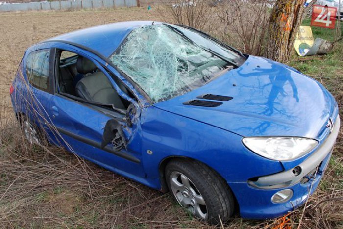 Ilustračný obrázok k článku Na ceste došlo k vážnej nehode: Peugeot vyšiel z vozovky a narazil do stromu!