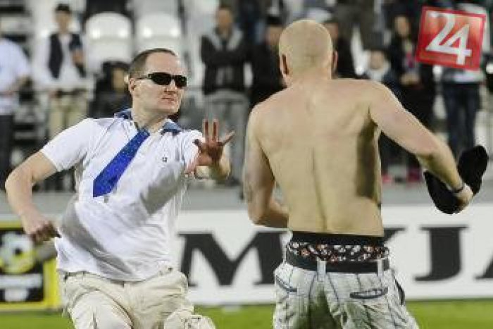 Ilustračný obrázok k článku Divočina na futbale: Slovanisti vtrhli na hraciu plochu, dvaja fanúšikovia v bezvedomí