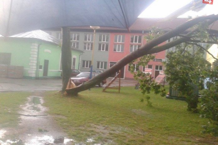 Ilustračný obrázok k článku Dôsledky ničivého počasia v Košiciach: Toto dokázala krátka búrka!