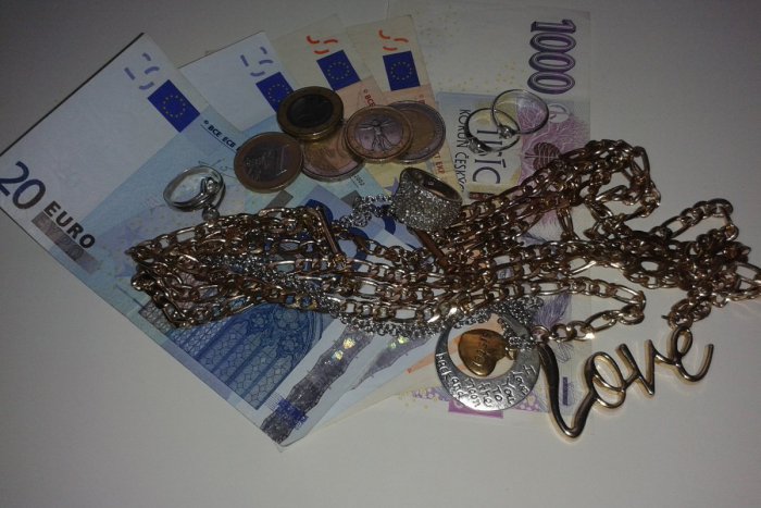 Ilustračný obrázok k článku Z rodinného domu zmizli peniaze aj šperky: Zlodej sa veru poriadne nabalil!