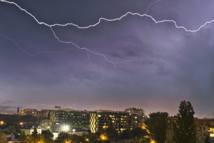 Ilustračný obrázok k článku Na okres Košice sa valí búrka s krúpami: Sledujte odhadované časy!