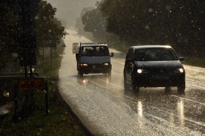Ilustračný obrázok k článku RADÍME: Polícia pripomína vodičom nástrahy jesene, pozor si dajte na hmlu a dážď