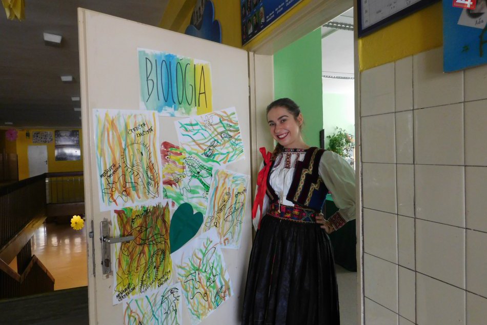 Ilustračný obrázok k článku Výnimočná chvíľa, výnimočný outfit: Anička prišla v Spišskej maturovať v kroji, FOTO