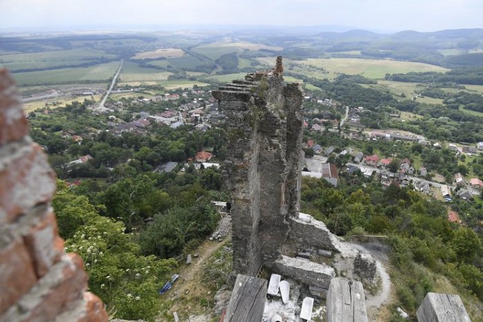 Ilustračný obrázok k článku FOTO: Obnova hradu Slanec pokračuje stabilizáciou múra paláca