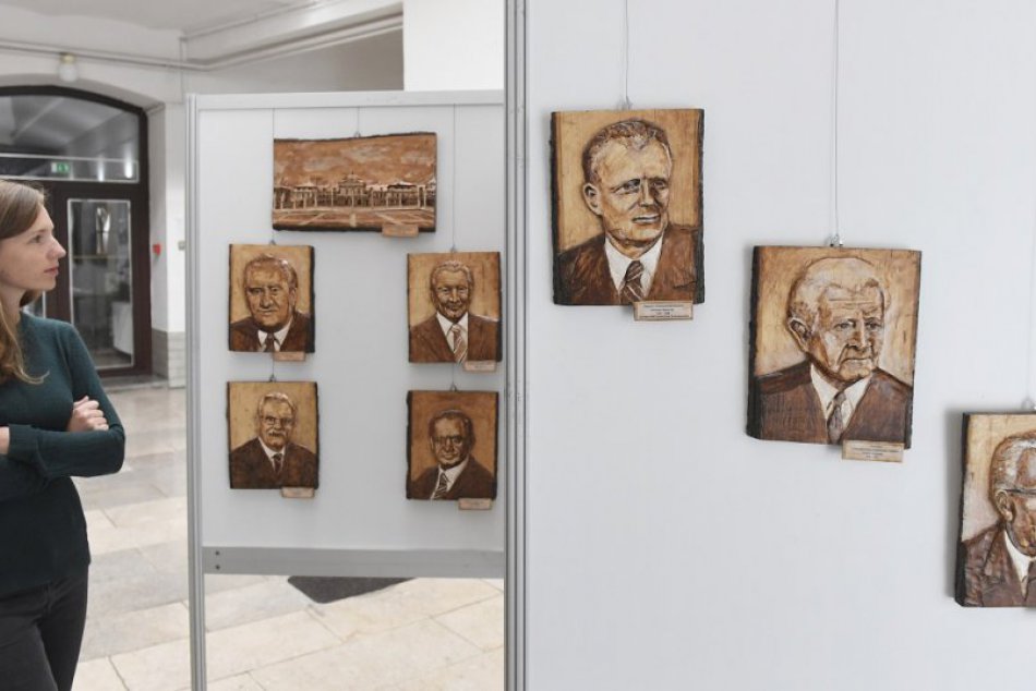 Ilustračný obrázok k článku VIDEO+FOTO: V múzeu V. Löfflera uvidíte portréty všetkých  doterajších prezidentov od vzniku Československa