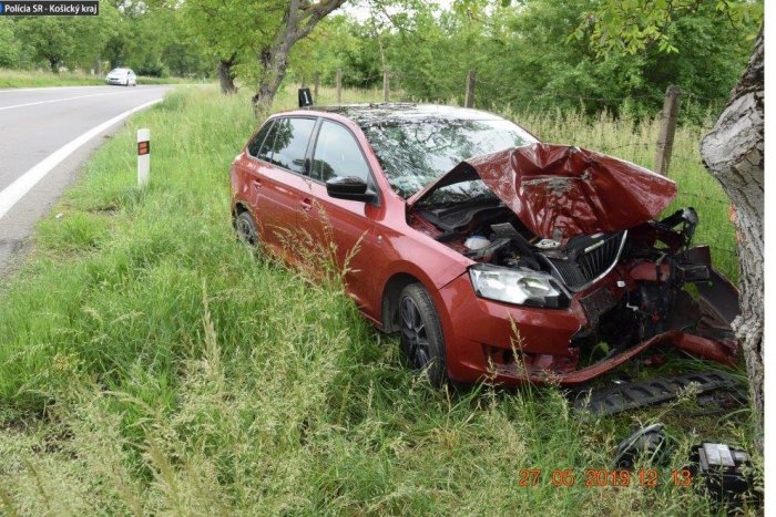 Ilustračný obrázok k článku S autom vrazil do stromu, z hrozivo vyzerajúcej nehody vyviazol s ľahkými zraneniami