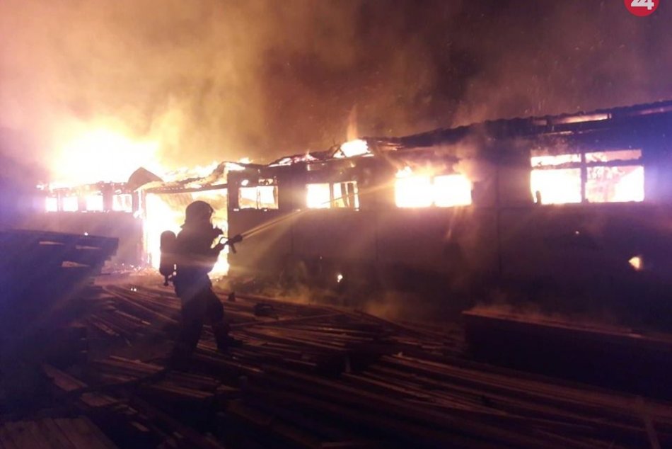 Ilustračný obrázok k článku Takýto náročný bol zásah hasičov pri požiari píly v Šebastovciach, FOTO