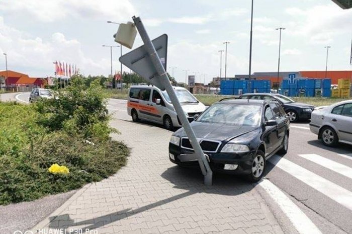 Ilustračný obrázok k článku Žiaka autoškoly vystrašilo trúbenie iného šoféra, napáral to do semafora, FOTO