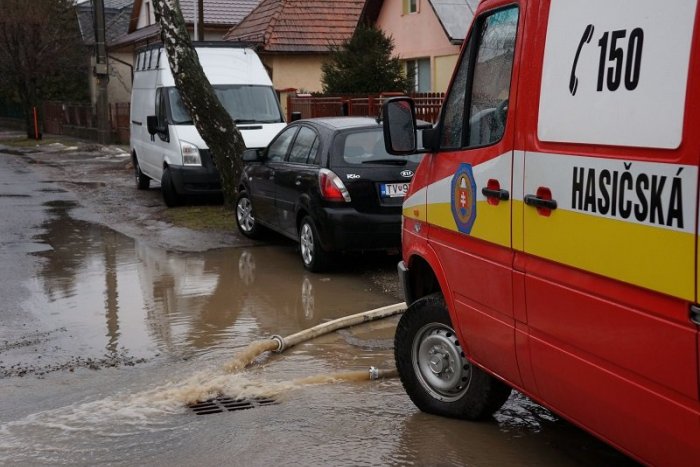 Ilustračný obrázok k článku Dážď dal hasičom v Košickom kraji cez víkend zabrať, pomáhali aj pri vyslobodzovaní zaplaveného auta