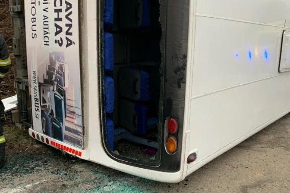 Ilustračný obrázok k článku Pri havárii v Jasove sa zranilo 6 ľudí, polícia vyšetruje príčinu nehody autobusu, FOTO