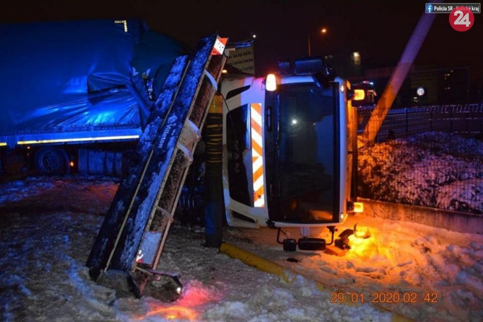 Ilustračný obrázok k článku Zrážka vozidla zimnej údržby s nákladným autom: Škoda za vyše 100-tisíc eur, FOTO