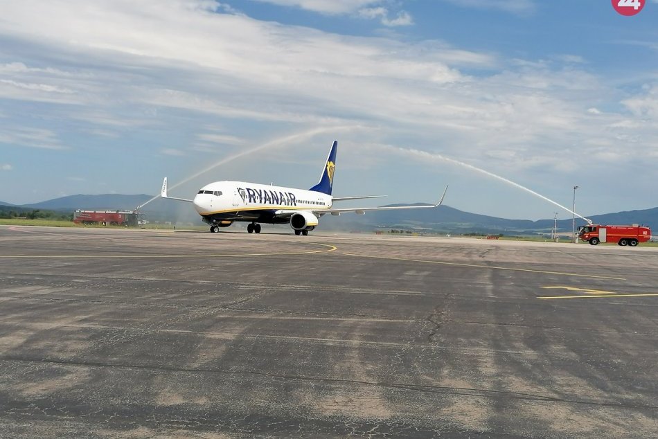 Ilustračný obrázok k článku Ryanair spustil lety z Košíc do Prahy, prvých cestujúcich vítala vodná brána, FOTO
