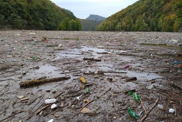 Ilustračný obrázok k článku Ružín sa po povodniach premenil na stoku. Na hladine plávajú tony odpadu, FOTO, VIDEO