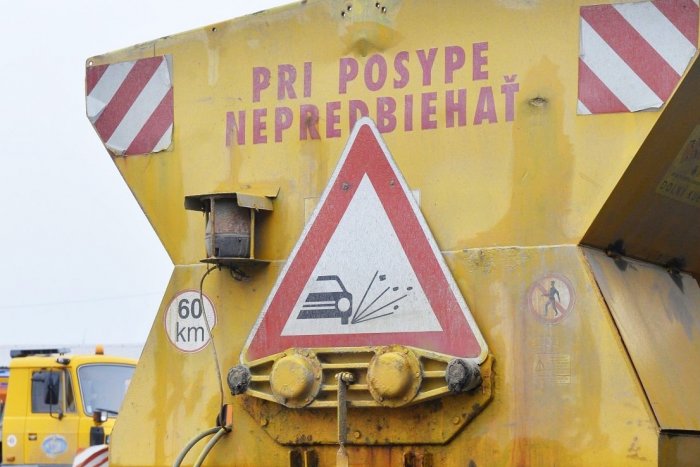 Ilustračný obrázok k článku Neupravené úseky v okrese Michalovce aj prevrátené vozidlo na ceste