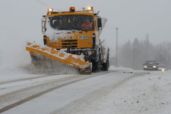 Ilustračný obrázok k článku Cestári v okrese Michalovce pre množstvo snehu povolali externé sypače