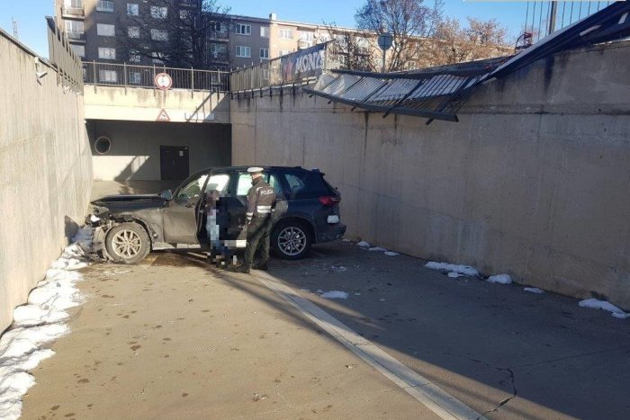 Ilustračný obrázok k článku Kuriózna nehoda v Košiciach. Auto spadlo z parkoviska k podzemným garážam, FOTO