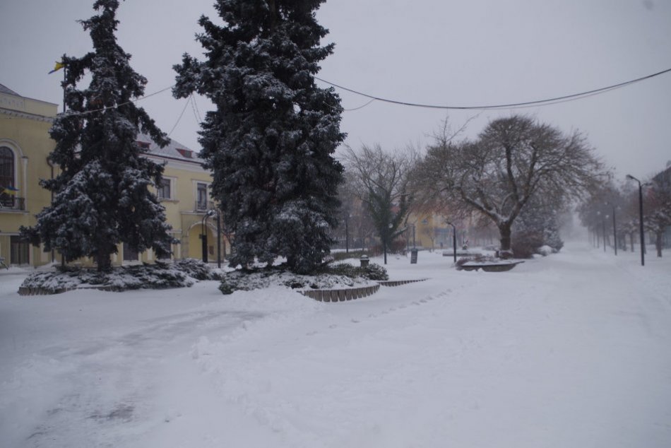 Ilustračný obrázok k článku Námestie zavial sneh: Problematické lokality Michaloviec, FOTO