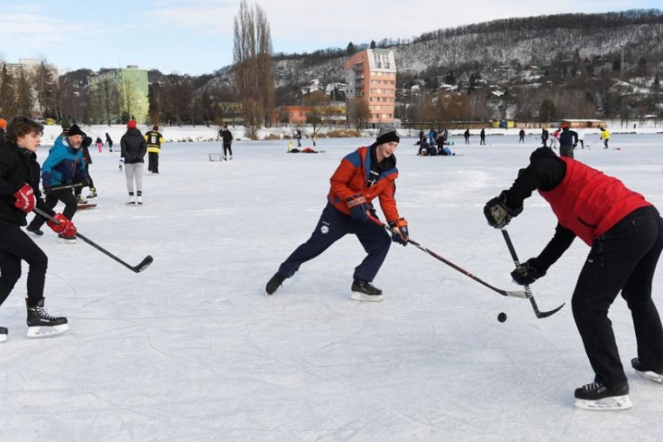 Ilustračný obrázok k článku V OBRAZOCH: Košičania vytiahli korčule a hokejky. Zamrznuté Jazero je lákadlom