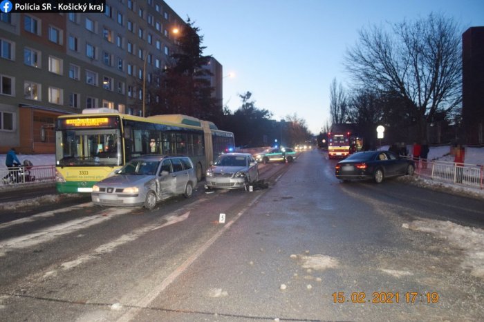Ilustračný obrázok k článku Hromadná nehoda v Košiciach: Opitého vodiča zastavilo až zábradlie, FOTO