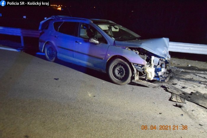 Ilustračný obrázok k článku Vodič ušiel z miesta nehody. Rozbité auto nechal na diaľnici!