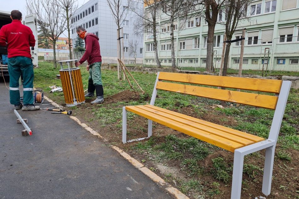 Ilustračný obrázok k článku Na košickom "Severe" osadili lavičky k obľúbenému chodníku, FOTO