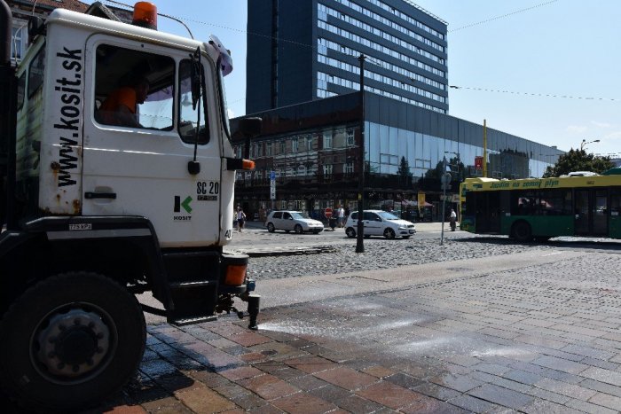 Ilustračný obrázok k článku Košice bojujú s horúčavami: Do ulíc vyrazili kropiace vozidlá