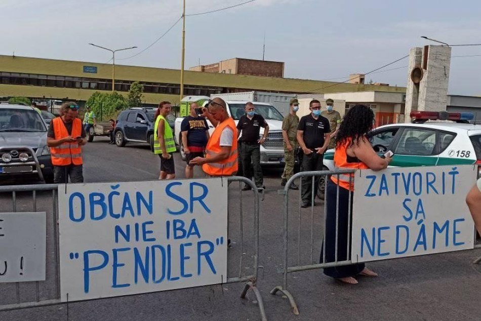 Ilustračný obrázok k článku Nespokojní pendleri protestujú: Zatarasili hraničný priechod! FOTO