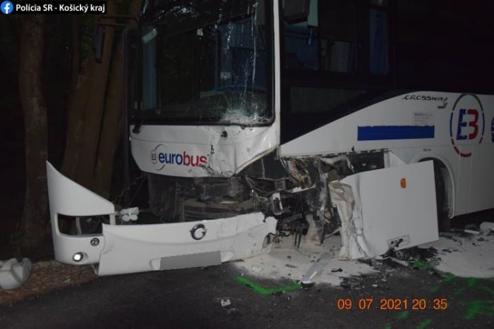 Ilustračný obrázok k článku Vážna nehoda pri Rozhanovciach: Košičan nabúral do autobusu, hlásia zranených!