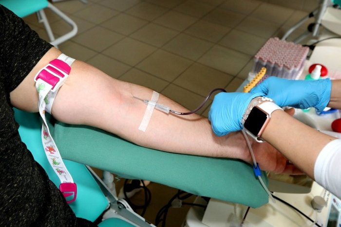 Ilustračný obrázok k článku Príďte darovať krv v rámci akcie Letná kvapka krvi. Darovať môžu i očkovaní