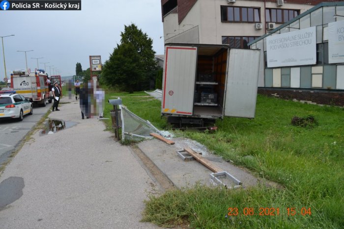 Ilustračný obrázok k článku Hrozivá nehoda v Košiciach: Kamión úplne zdemoloval zastávku, FOTO