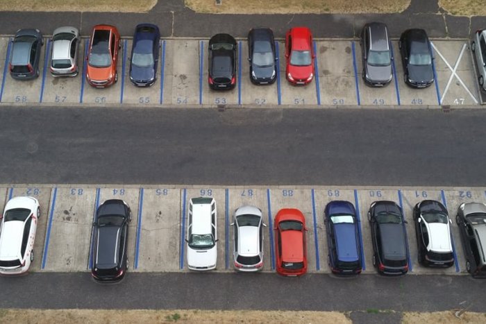 Ilustračný obrázok k článku Zmeny v mestskej časti Nad Jazerom: Ihrisko sa zmení na desiatky nových parkovacích miest