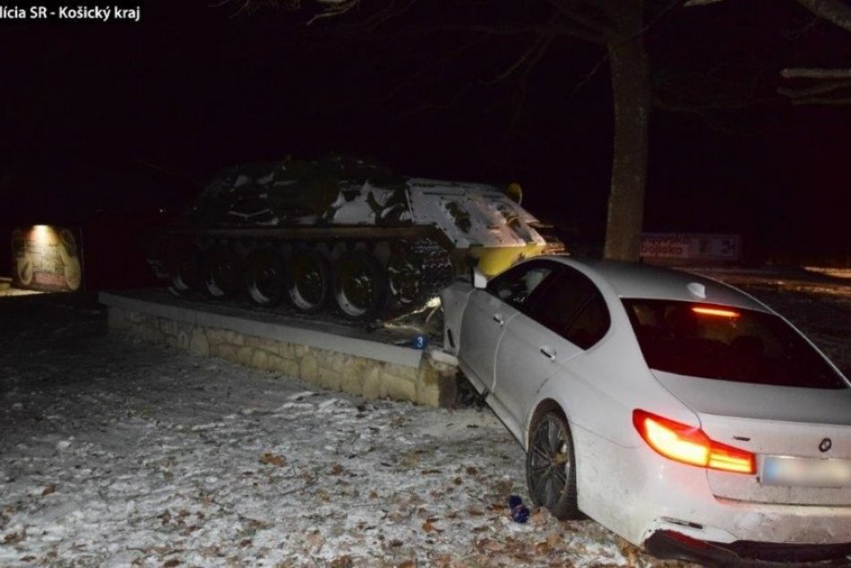 Ilustračný obrázok k článku Kuriózna nehoda na Dargove: Mladá vodička narazila do sovietskeho tanku! FOTO