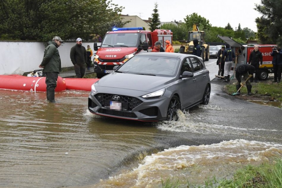 Ilustračný obrázok k článku Hovoria o STOROČNEJ vode: Neďaleko Košíc zatopilo ulice aj dvory, FOTO