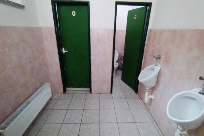 Ilustračný obrázok k článku KURIOZITA z Košíc: Vstup na dámske WC pri PISOÁROCH?! Na posmešky reaguje aj nemocnica