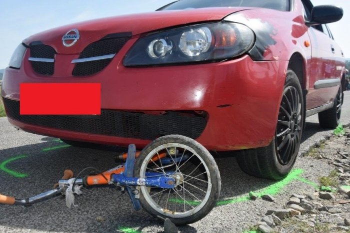 Ilustračný obrázok k článku Vodič zrazil osemročné dieťa na bicykli: Zakliesnené pod autom utrpelo zranenia!