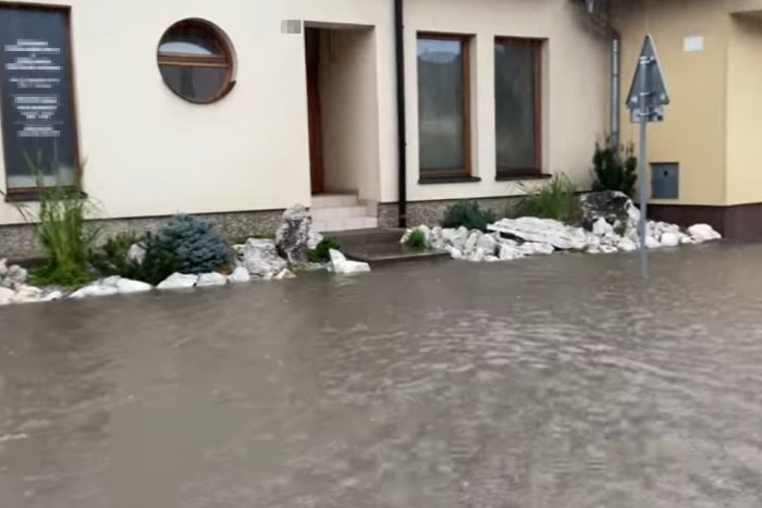 Ilustračný obrázok k článku Zábery zo spišskej obce oblietajú internet: Ulica sa ocitla pod vodou!