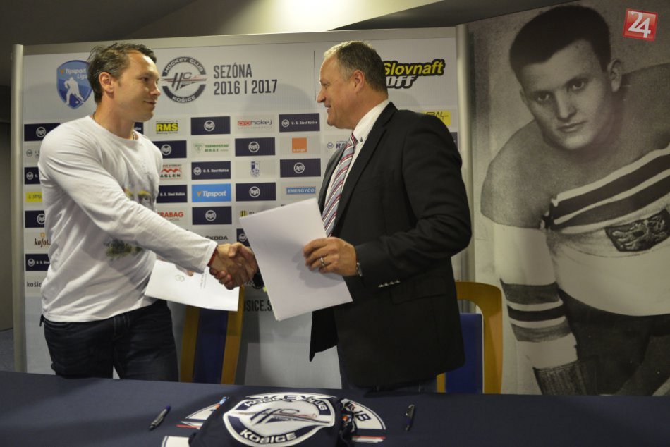 Ladislav Nagy pri podpise zmluvy s HC Košice