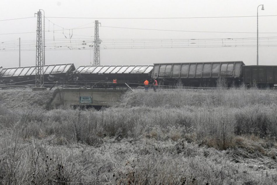 Na východe Slovenska sa vykoľajil nákladný vlak: Nehoda ochromila dopravu, FOTO