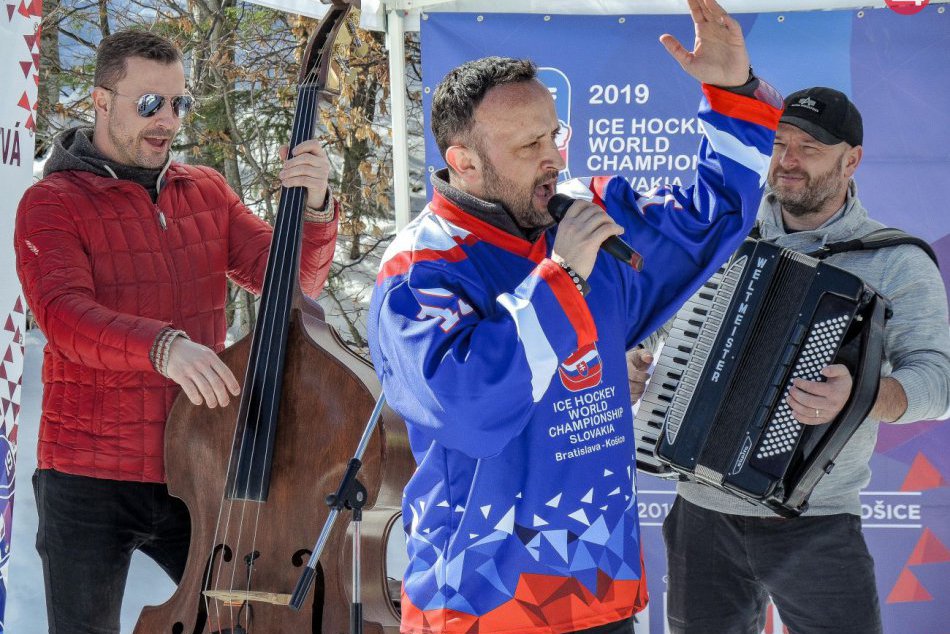 Ondrej Kandráč spieva skladbu "Hokejová"